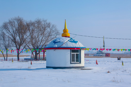 冬季雪地里的蒙古包