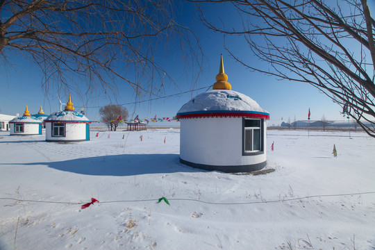 冬季雪地里的蒙古包