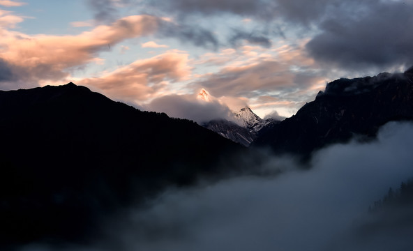 云雾中的亚丁神山