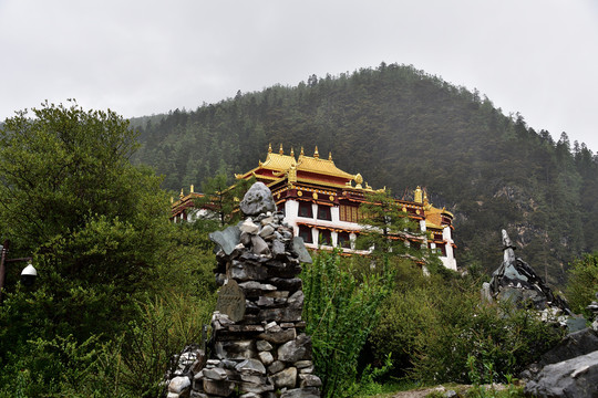 深山中的冲古寺