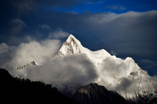 神秘神圣的亚丁雪山