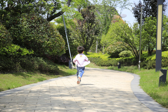 小孩子跑步