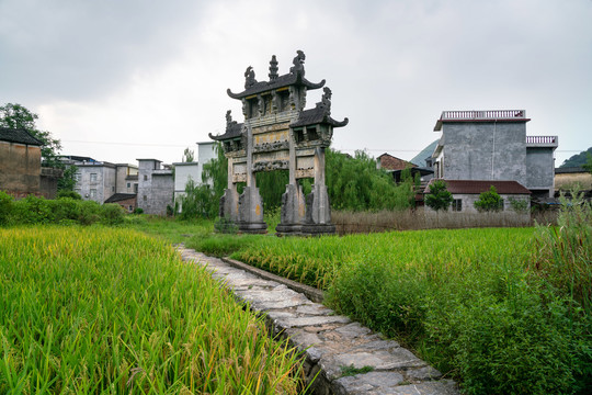 田间的牌坊