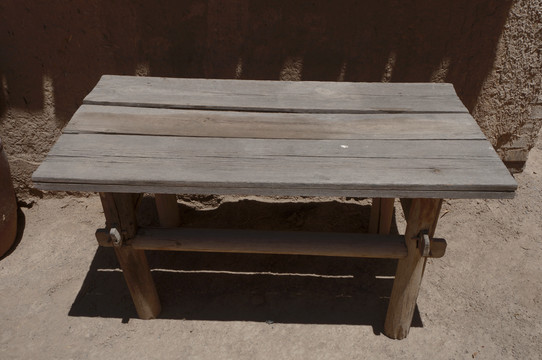 一张老旧木桌