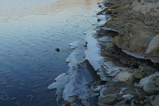 祁连山下的润泉湖公园的冬天