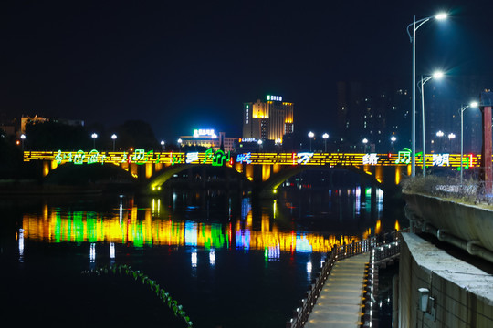 多彩万绿湖桥景