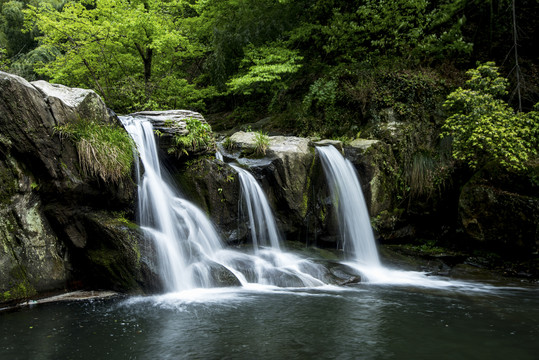 山水瀑布