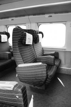 高铁动车车厢内部整齐的座椅黑白