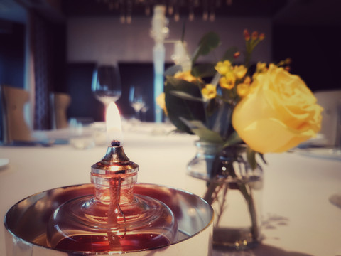 餐桌上的蜡烛