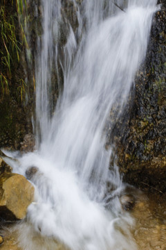 小溪流水