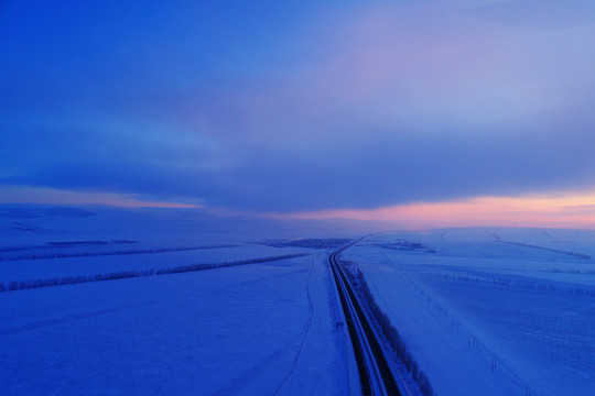 呼伦贝尔雪原公路暮色