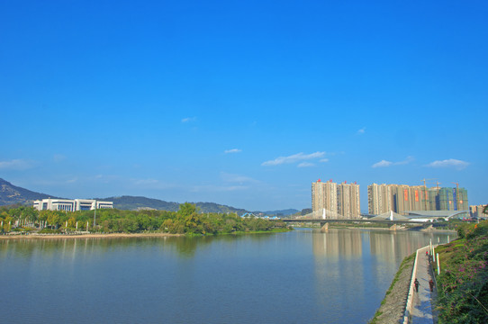 江滨城市亲水风光