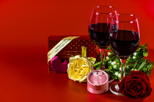 玫瑰花与红酒及礼品盒和心形