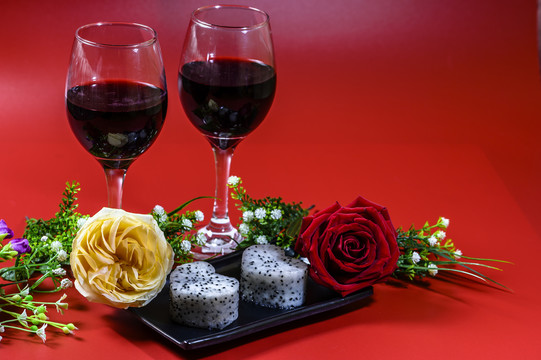 玫瑰花与红酒和心形火龙果