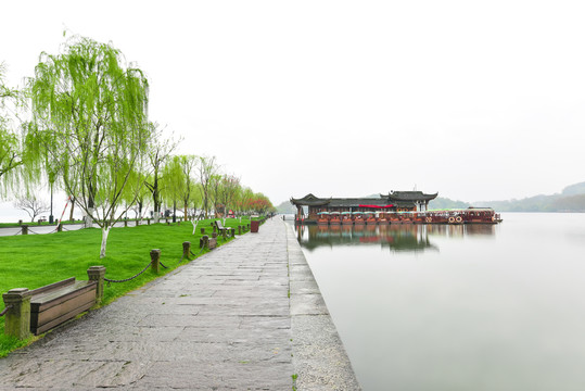杭州西湖白堤游船码头春景
