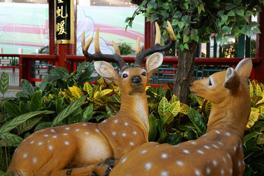 北京机场仿皇家园林的梅花鹿雕塑