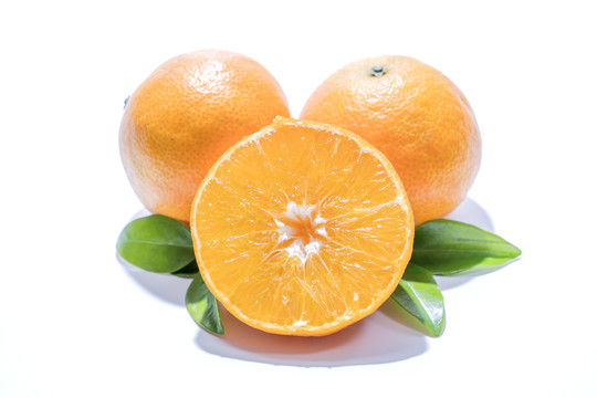 白色背景的水果脐橙
