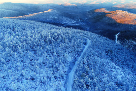 航拍雪域山林雪路