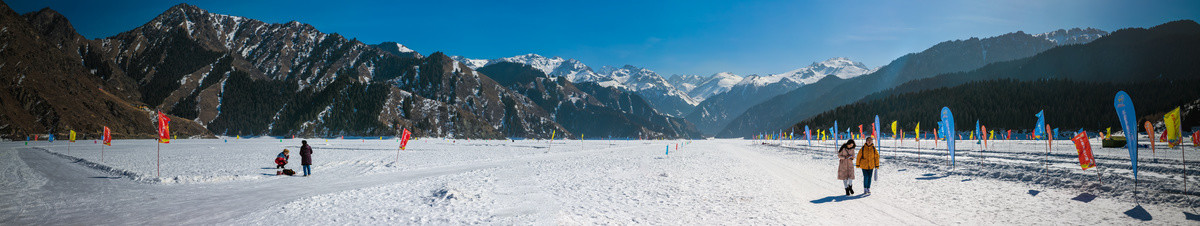 新疆天山天池雪景