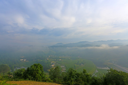 桃花岛蓝天云雾