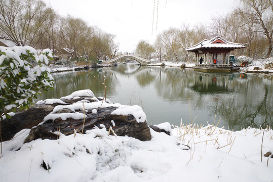 济南大明湖畔雪和情