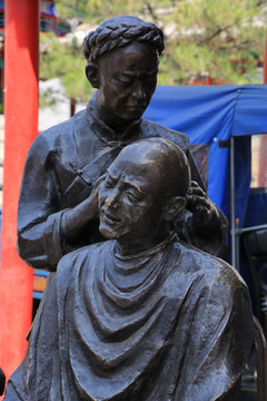 传统手艺理发铜雕像