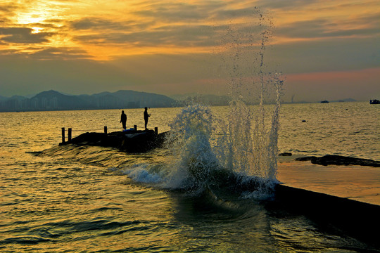 海上夕阳浪花