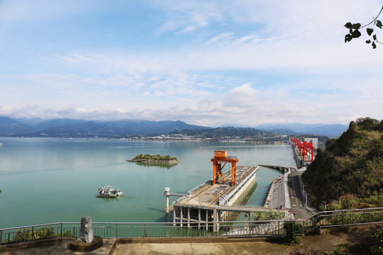 高峡出平湖