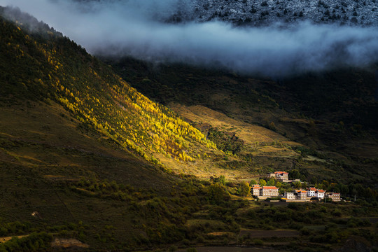 中国川西贡嘎山风光之草原牧场