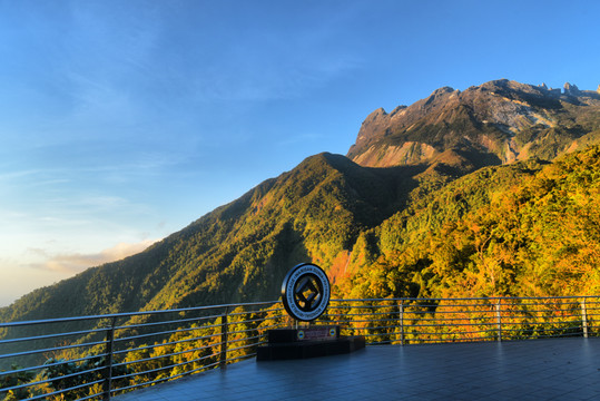 基纳巴卢山罗氏峰