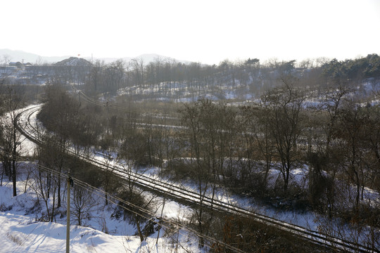 覆雪里的铁路线