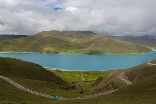 西藏日喀则雪山湖泊风光03