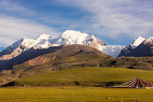 西藏念青唐古拉山主峰