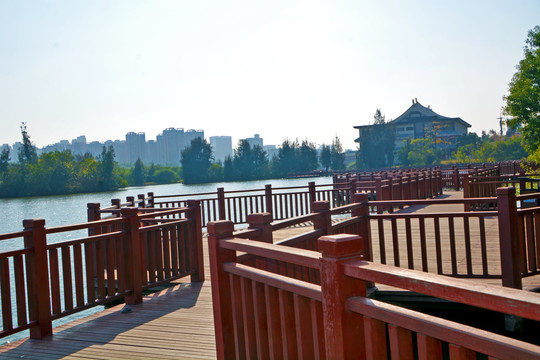 湖畔栈道风景