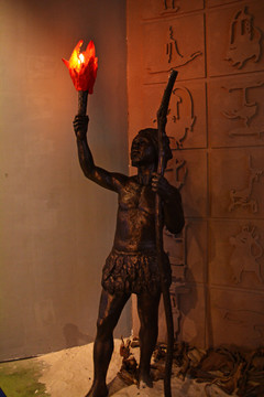 原始人火把照明雕塑