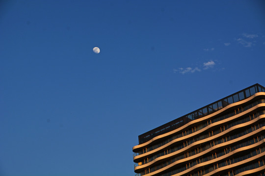 建筑月色蓝天