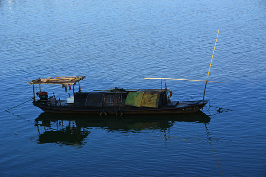 江中小渔船