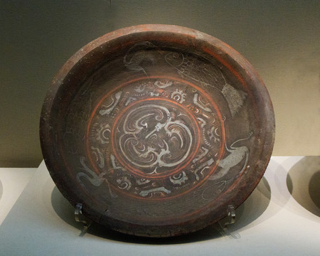 西汉彩绘陶盆