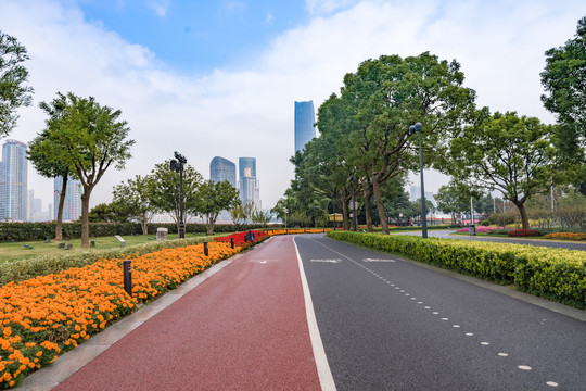 上海浦东陆家嘴江边健身步道