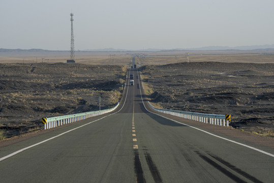 长长的戈壁公路