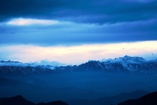 中国四川省西部雪山冰川旅游风光