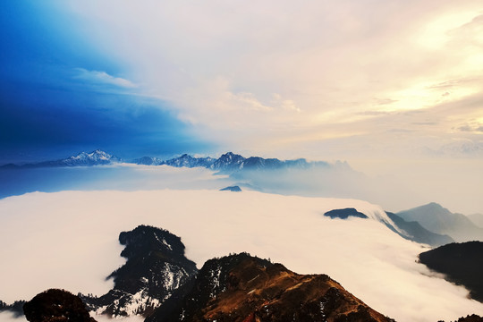 中国四川省西部雪山冰川旅游风光