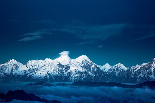 中国四川省西部雪山冰川旅游风光