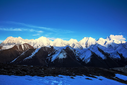 中国四川省西部雪山冰川旅游风光