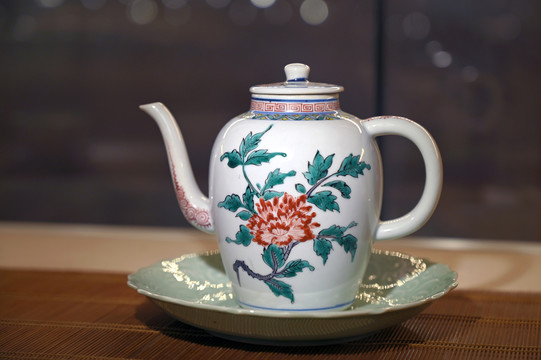 粉彩陶瓷茶壶