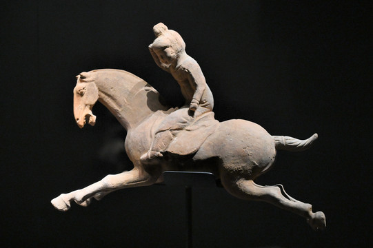 唐代骑马的仕女陶俑