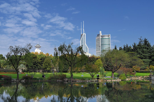 城市公园湖景