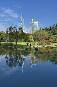 上海市中心城市公园湖景