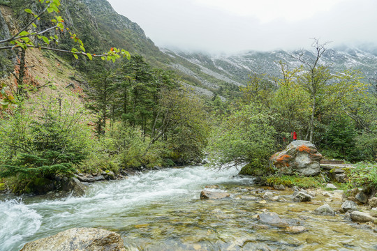 山间溪流