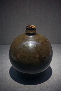 陶瓷金代酱釉瓶
